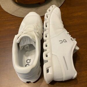On woman’s Cloud 5 Running Shoes Size 7.5